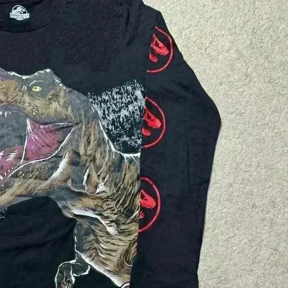 🔥Jurassic World Long  Sleeve Graphic T-shirt Men’s Small dinosaur film souvenir - Picture 2 of 7